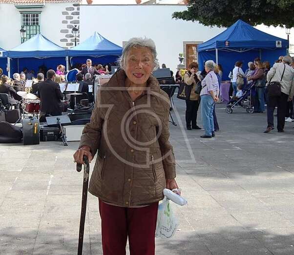 Isolina Artiles, en la plaza de San Juan, años atrás (Foto TA)